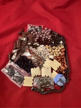362 grams of assorted crafting beads